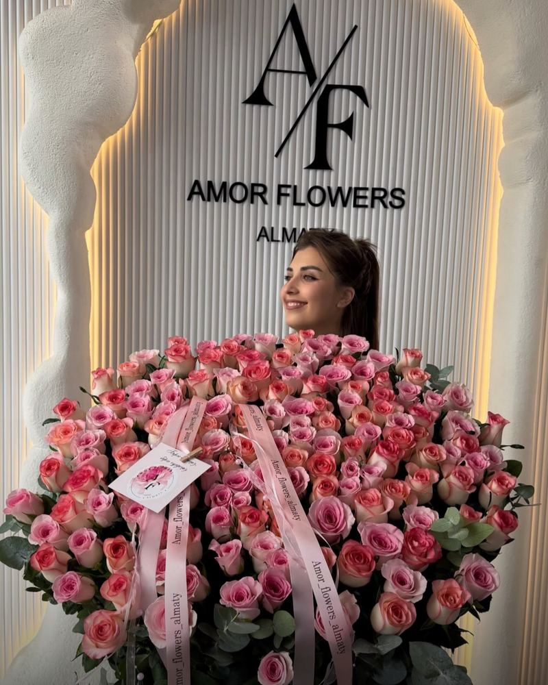 Премиальный тубус роз «Royal Roses №9»