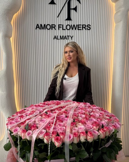 Премиальный тубус роз «Royal Roses №12»