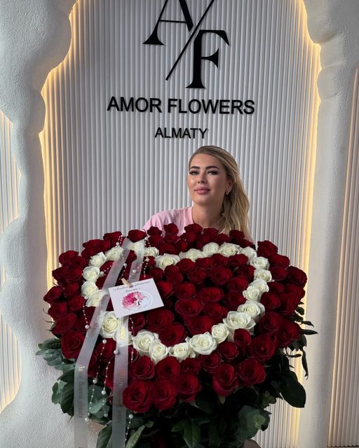 Премиальный тубус роз «Royal Roses №4»