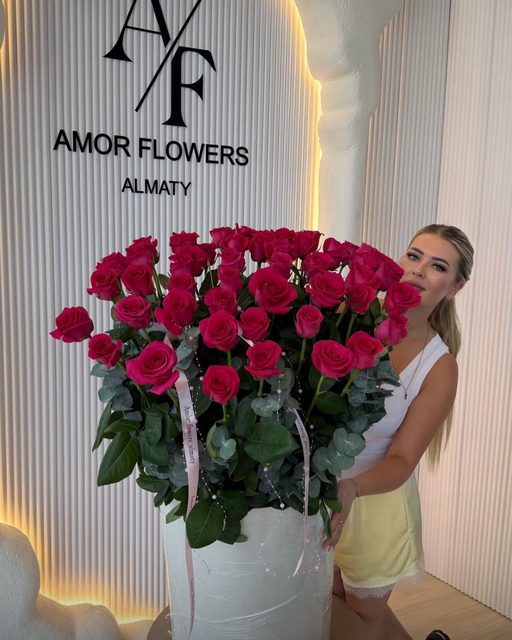 Премиальный тубус роз «Royal Roses №7»